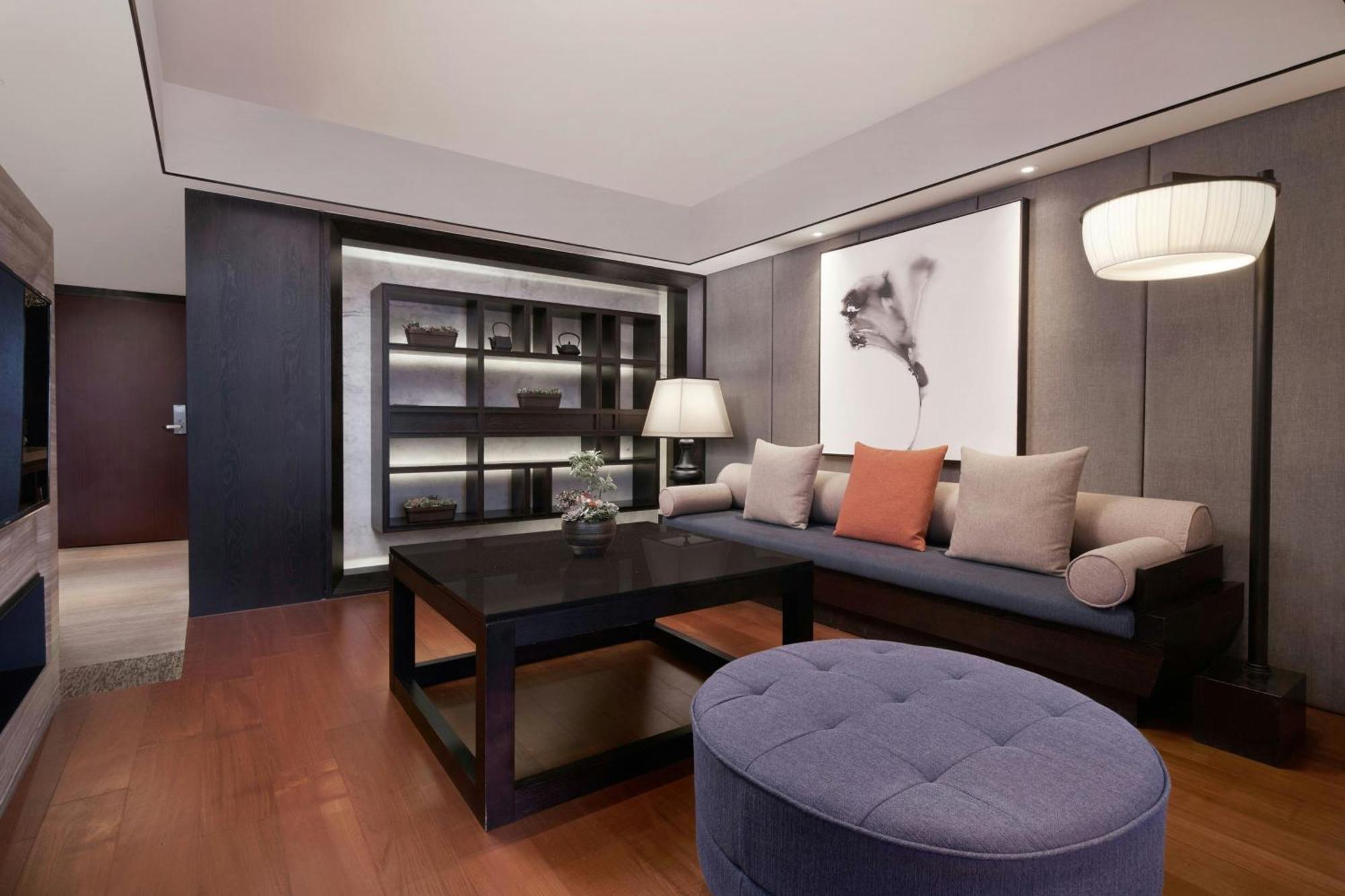 Sheraton Taitung Hotel Εξωτερικό φωτογραφία A living room at the Mandarin Oriental, Hong Kong
